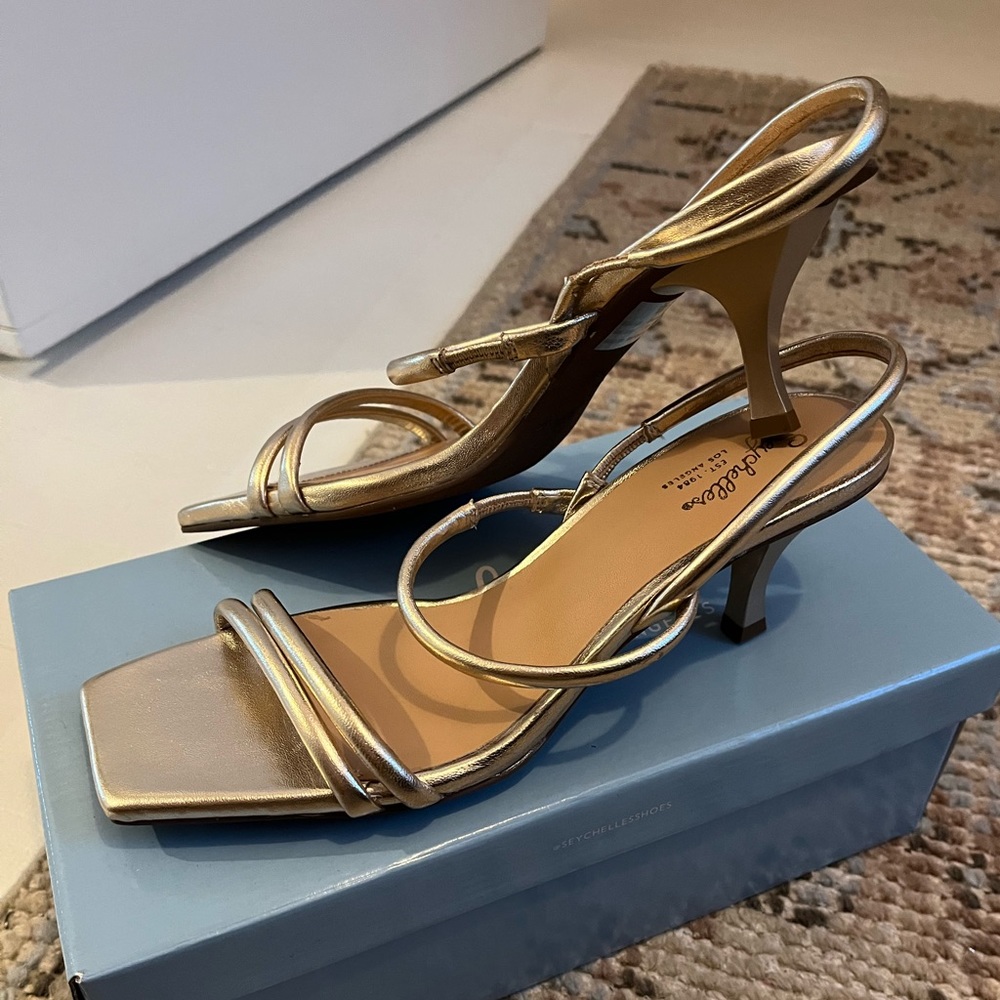 NEW Unworn Seychelles Banks Heeled Sandals in Platinum Size 9.5